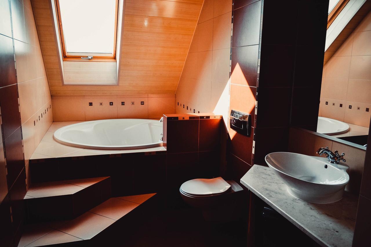 Tri Dorogi Hotel Lwów Zewnętrze zdjęcie